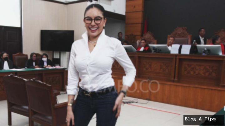 Nikita Mirzani Didakwa Peras Rp 4 Miliar: Benarkah Uang Tutup Mulut?