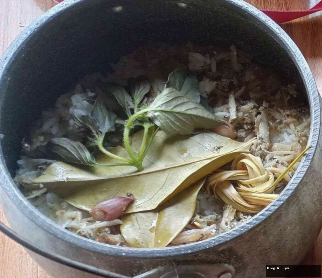 Menyantap Nasi yang Dimasak dengan Kastrol