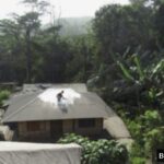 Lewotobi Laki-laki Erupsi: Warga Gotong Royong Bersihkan Abu di Rumah!