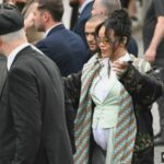 Hadiri Paris Fashion Week, Rihanna Pakai Kalung Rp 1 Miliar