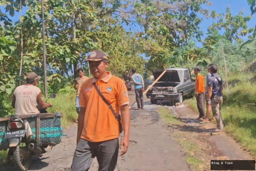 Kijang Pikap Terbakar: Kap Mesin Menyemburkan Asap Putih!