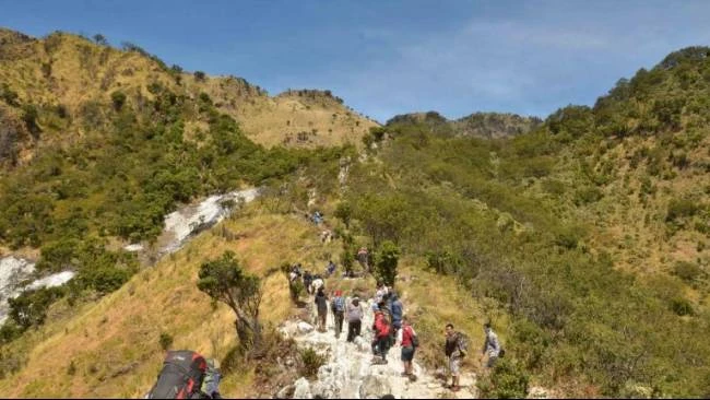 Usai Pendaki Jatuh di Gunung Rinjani, Kemenparekraf Desak SOP Wisata Ekstrem Diperketat