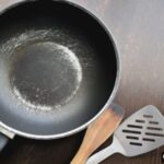 6 Kesalahan Memasak yang Bikin Rusak Wajan Antilengket