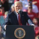 Sebagian Besar Saham Dunia Merosot Jelang Tenggat Waktu Tarif Trump